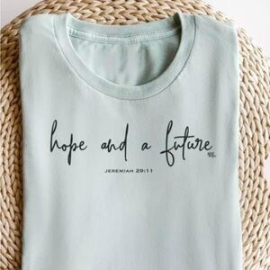 Hope and a Future Graphic Christian Tee NWOT Medium Short Sleeve Jeremiah 29:11